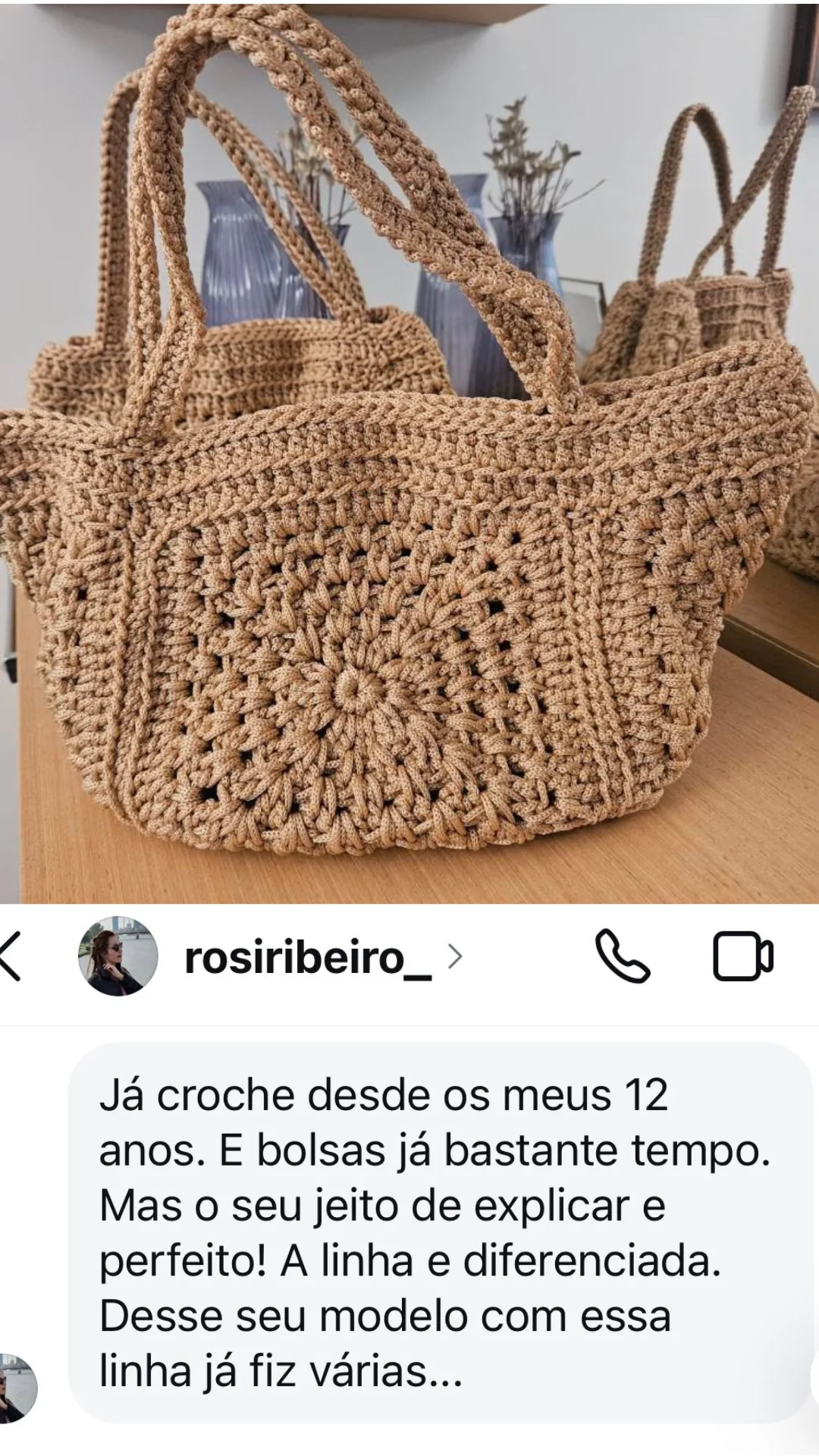 Depoimento de aluna que já faz crochê há anos, elogiando a didática das aulas