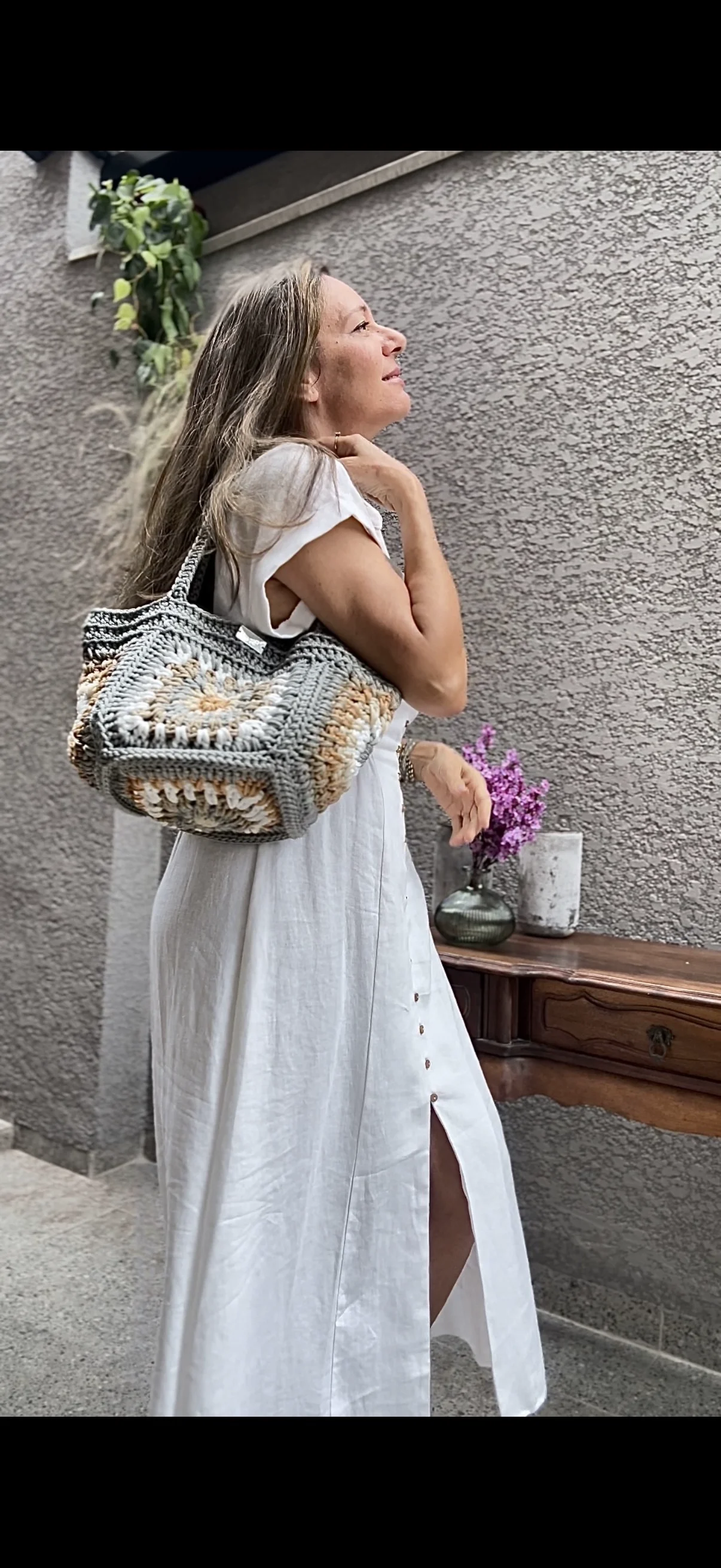 Bolsa de crochê pronta, modelo granny square cinza/branco/bege, usada a tiracolo