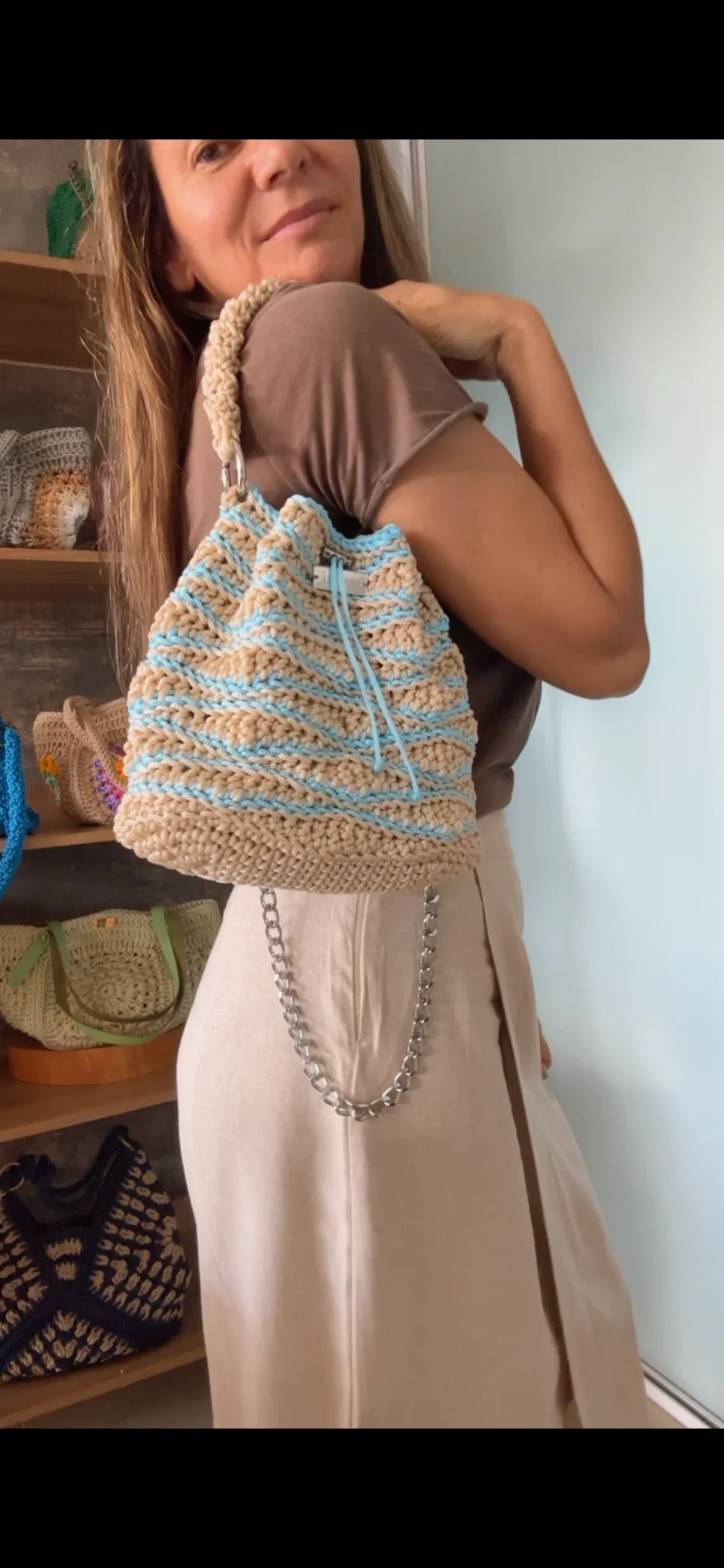 Bolsa de crochê pronta, alça trançada, listras bege e azul